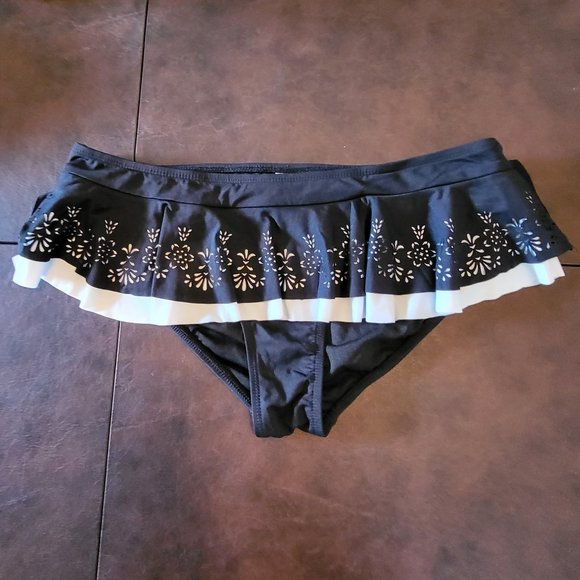 Liz Claiborne Swim Liz Claiborne Black And White Floral Cut Out Pattern Bikini Swim Skirt